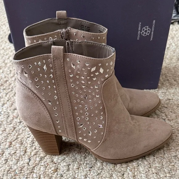 Jennifer Lopez Studded Taupe Suede Ankle Boots - Women’s 8.5 - Picture 3 of 15